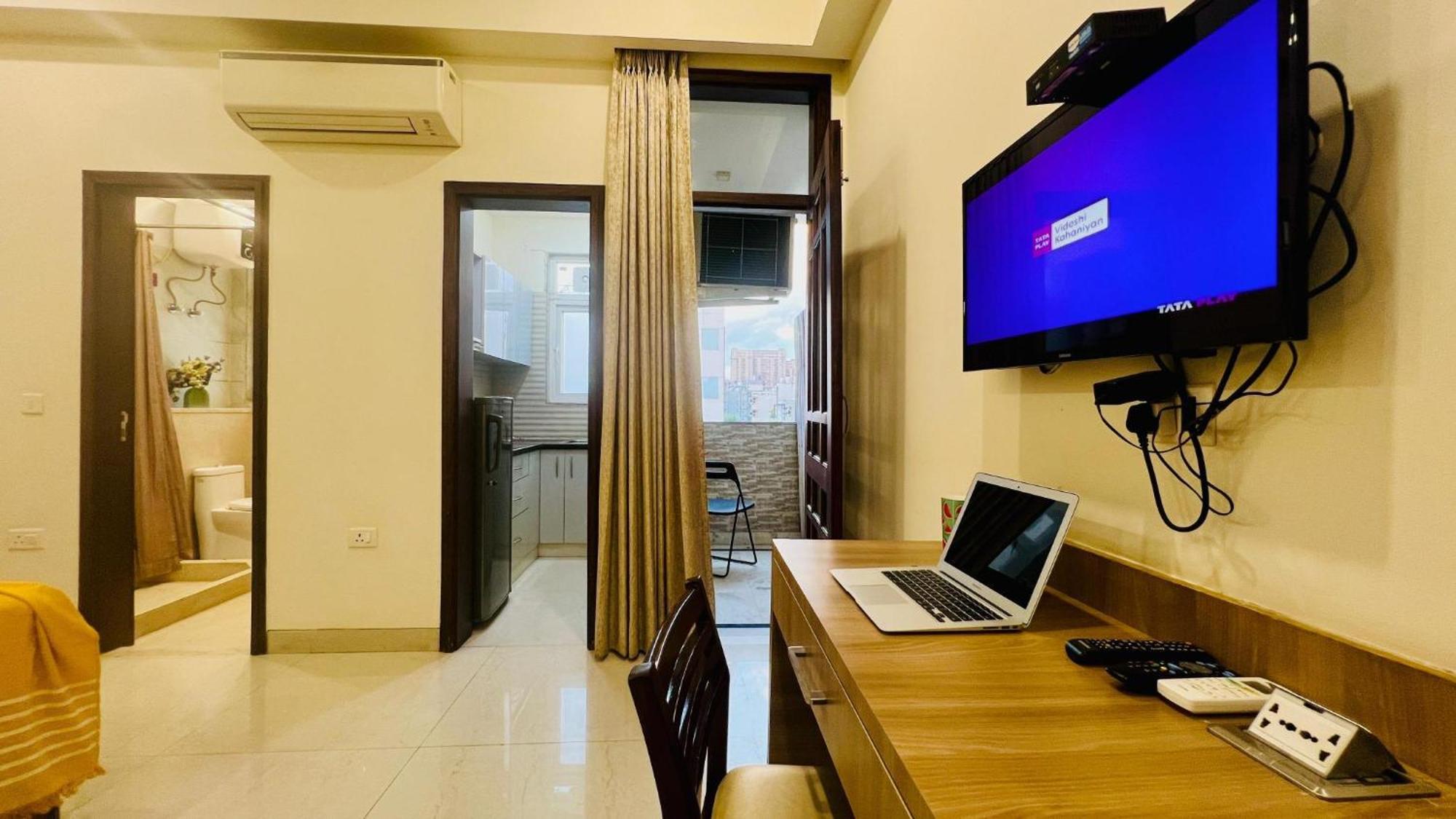 Bluo Studio4 Golf Course Road - Gym, Balcony, Lift Gurgaon Buitenkant foto