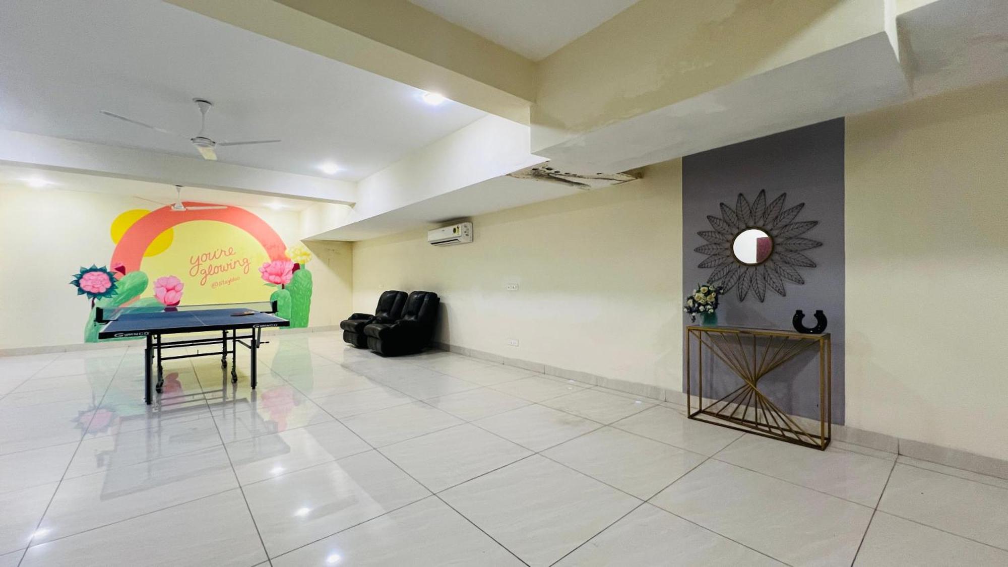 Bluo Studio4 Golf Course Road - Gym, Balcony, Lift Gurgaon Buitenkant foto