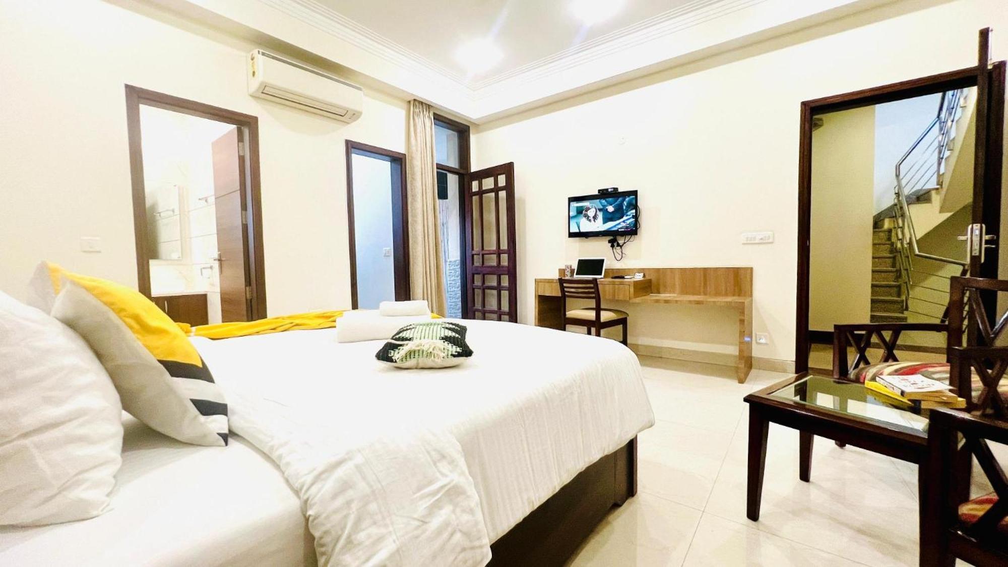Bluo Studio4 Golf Course Road - Gym, Balcony, Lift Gurgaon Buitenkant foto